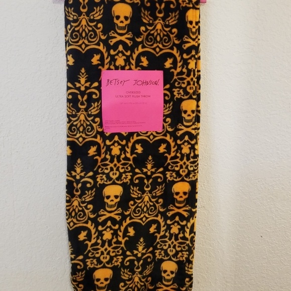 Betsey Johnson Accessories - ☠Betsey blanket☠